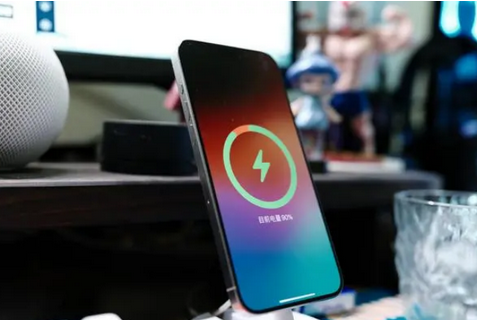 翠屏苹果15换屏服务分享用什么充电器给iPhone15充电更好 